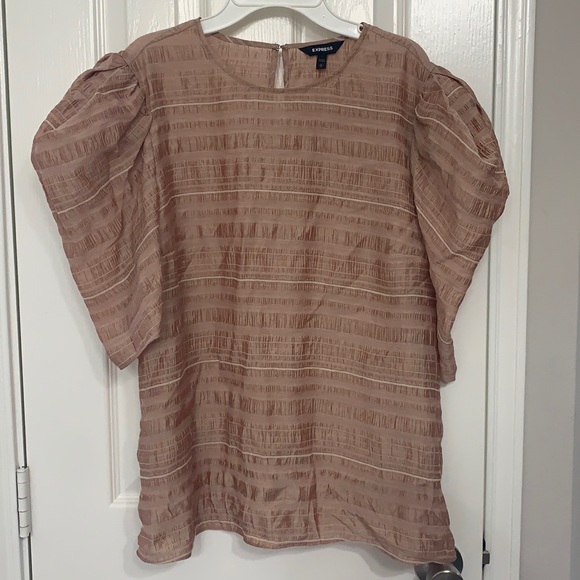 Express - textured puff sleeve crew neck top - Picture 2 of 8